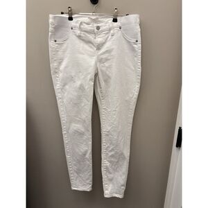 Ingrid and Isabel Women's Size 28 White straight leg jeans cotton and spandex